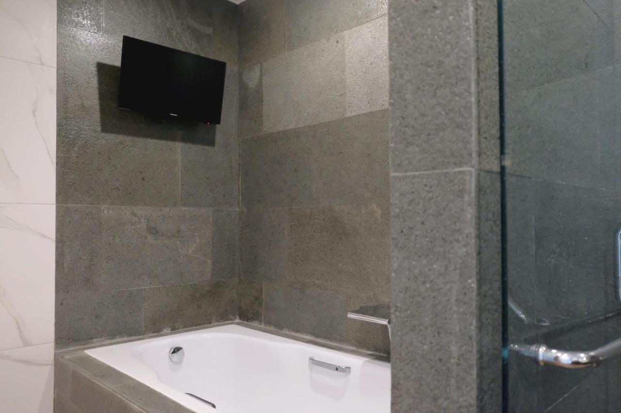 Hotel Santika Premiere Ambon Kültér fotó